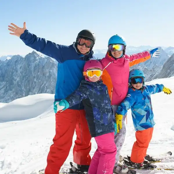 familie die lekker gaat skien in Winterberg